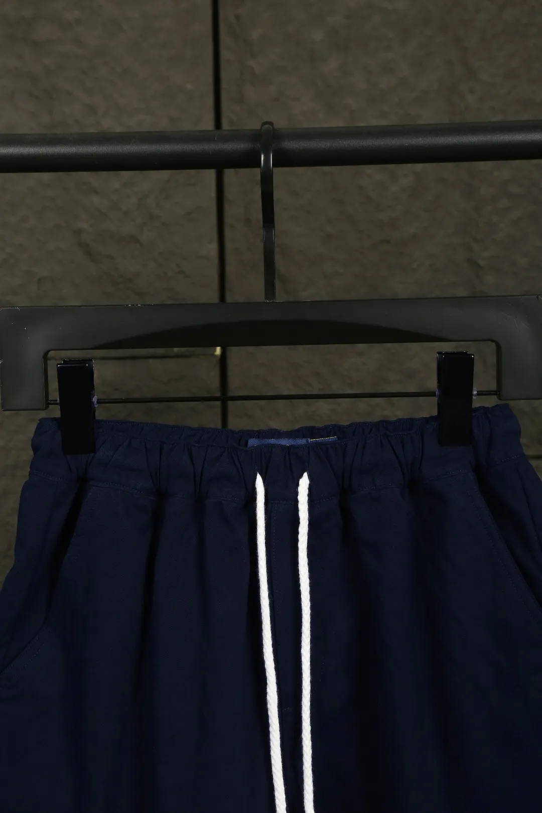P146 Actual photo [Hot in summer] Style number: 25051# Color: Black/Navy/Khaki/Beige/Matte Pink Size: S to 100% restoration of workmanship, fake placket design with front waves, double stitched lines covering the independent waistband, 0.6 thread pressure for the whole garment ✅ - RL/women's classic drawstring cotton shorts, super long and wide-leg style, the upper body does not stick to the legs, breathable and cool, drawstring elastic waist, easy to wear and match, all shirts and short-sleeved suits are good-looking. If you like the lazy style, you must buy the refreshing commuting OOTD, practical and full, a must-have item for the summer wardrobe, clean and refreshing